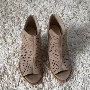 Lightly worn size 8.5 RESTRICTED BRAND shoes